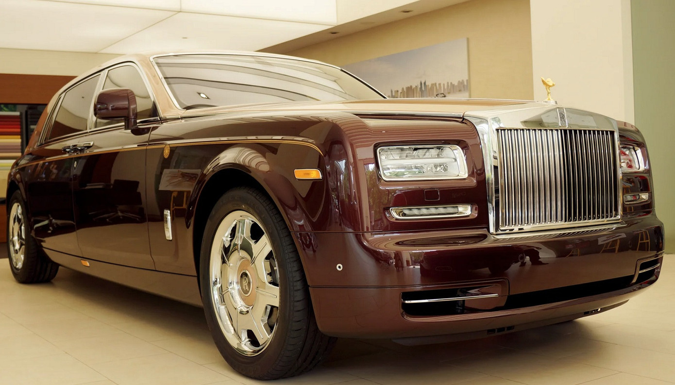 Rolls-Royce Phantom Lửa Thiêng được nhập về Việt Nam vào tháng 10/2015. Rolls-Royce Phantom Lửa Thiêng được nhập về Việt Nam vào tháng 10/2015.