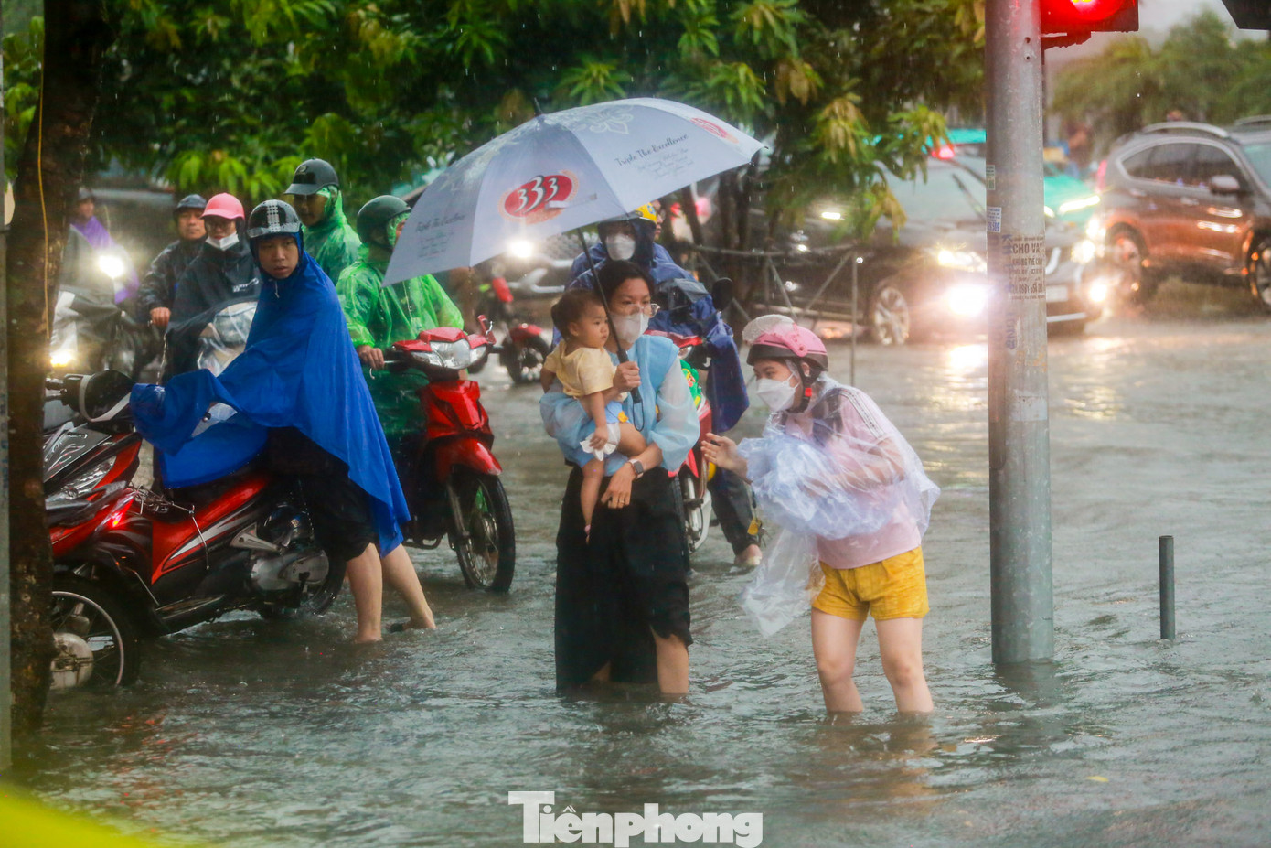 Người dân lội nước về nhà.
