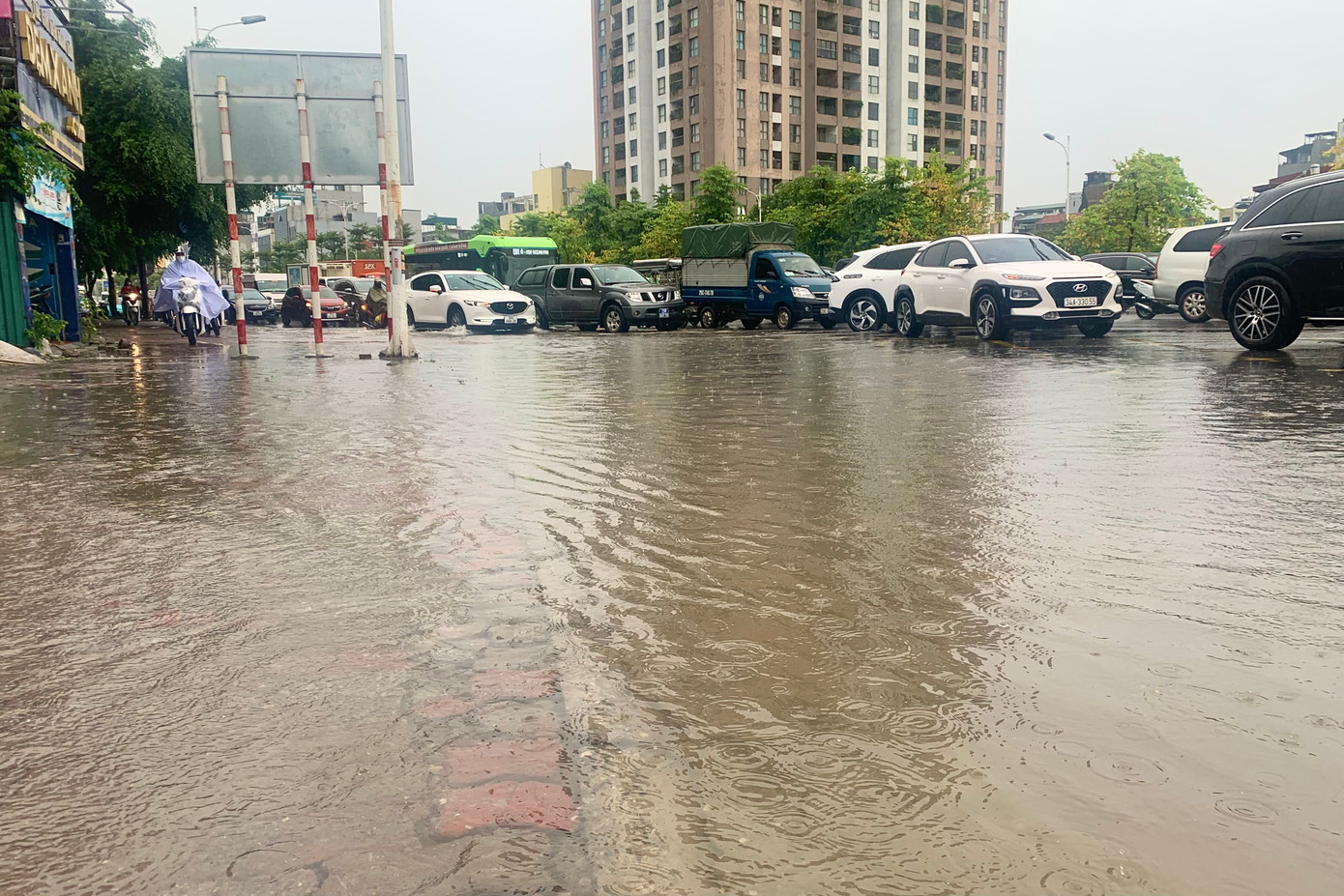 Biển nước vây quanh phố Đàm Quang Trung.