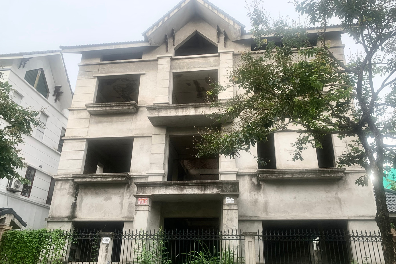 Một công trình đồ sộ hoàn thành phần thô nhưng cũng chịu chung cảnh bỏ hoang nhiều năm.