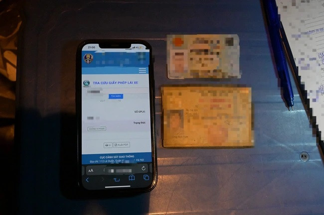 Một cán bộ CSGT cho biết, theo quy trình, khi phát hiện người lái xe vi phạm, nếu có lỗi phải tạm giữ bằng lái, CSGT sẽ lập biên bản xử phạt, tạm giữ. Nếu xuất trình giấy tờ điện tử, cảnh sát sẽ kiểm tra bằng cách nhập số giấy phép lái xe vào trang web tra cứu.