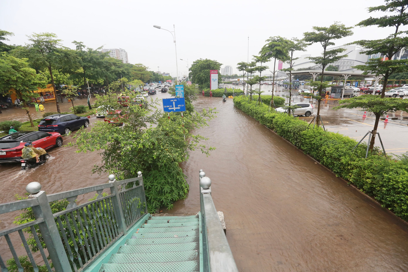 Các lối vào khu Aeon Mall đều ngập sâu trong nước.