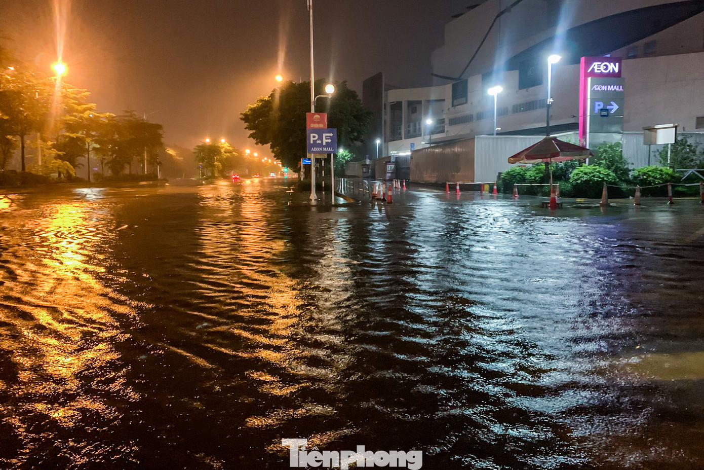 Biển nước xung quanh khu vực siêu thị Aeon Mall Long Biên. Biển nước xung quanh khu vực siêu thị Aeon Mall Long Biên.