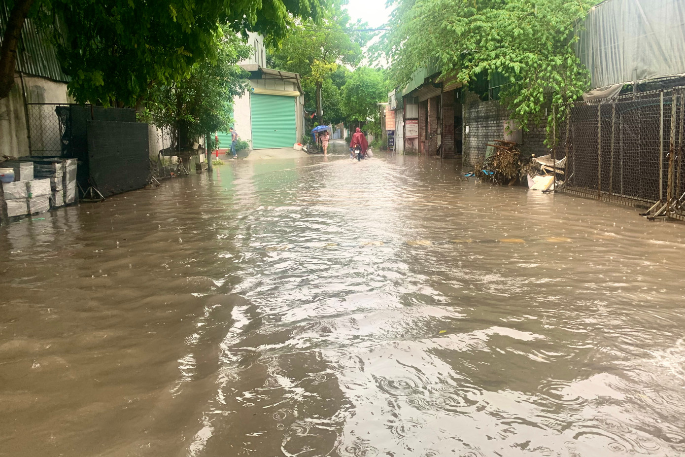 Khu vực phố Trạm và các con ngõ xung quanh nhanh chóng ngập sâu.