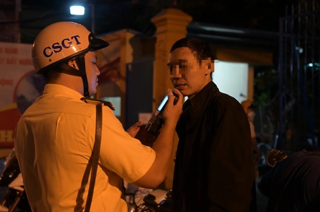 Cũng trong tối cùng ngày, lực lượng CSGT mời hơn chục trường hợp vi phạm nồng độ cồn vào chốt để xử lý.