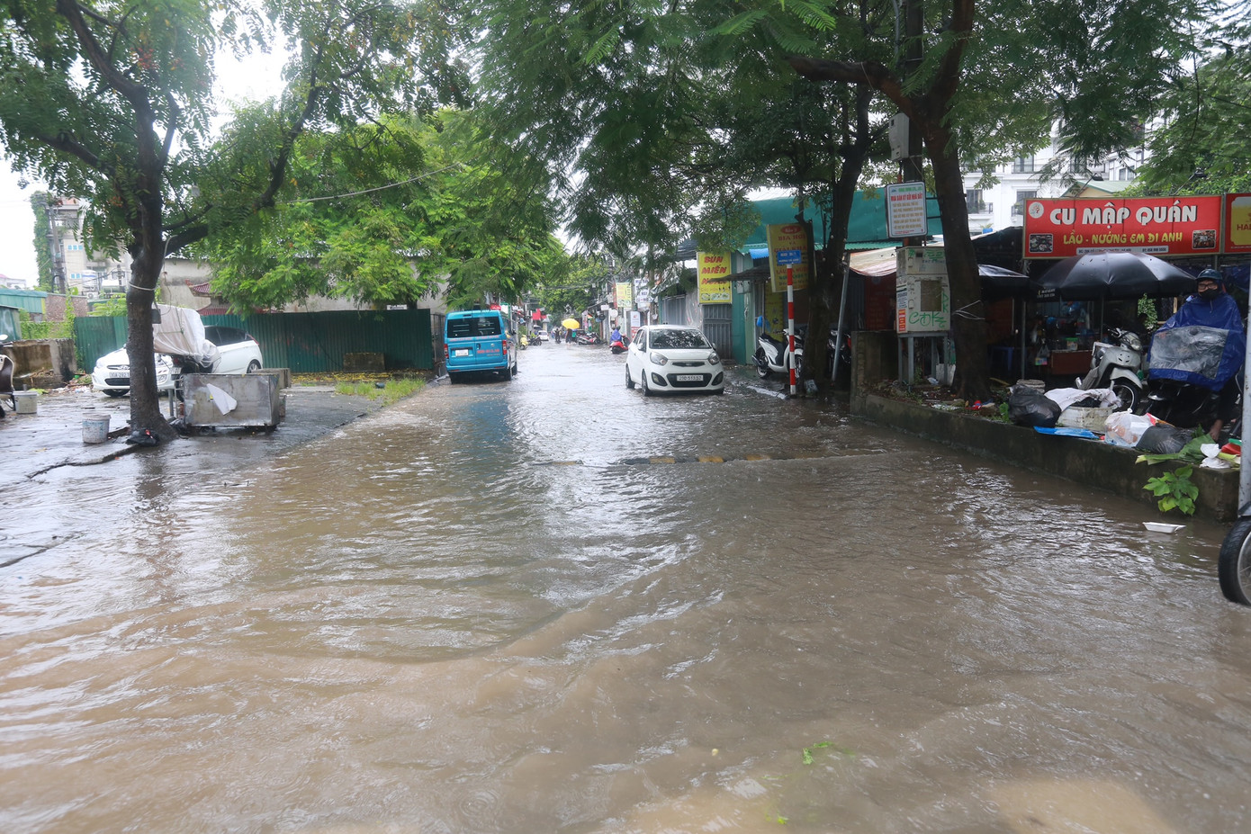 Khu vực phố Trạm và các con ngõ xung quanh nhanh chóng ngập sâu.