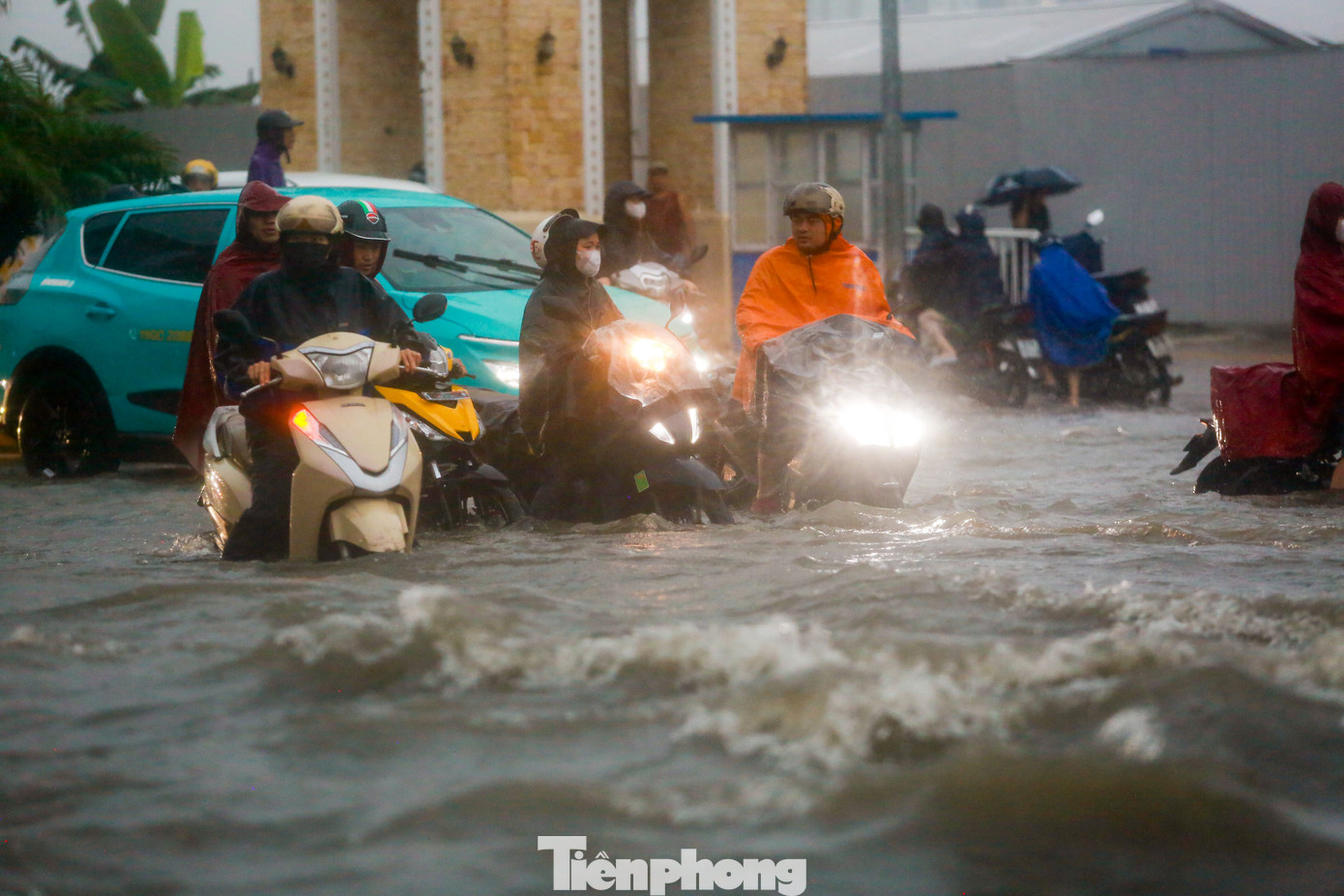 Nhiều xe máy cố gắng vượt qua điểm ngập sâu.