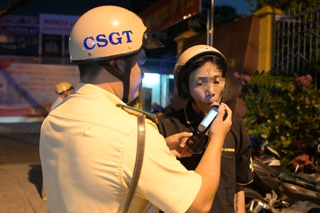 Nếu kết quả tra cứu hiển thị chưa bị tạm giữ giấy phép lái xe, CSGT lập biên bản tạm giữ giấy phép lái xe trên môi trường điện tử đối với người vi phạm. Trường hợp, người vi phạm bị nơi khác tạm giữ giấy phép lái xe mà vẫn lái xe, lực lượng chức năng sẽ lập biên bản với lỗi không có giấy phép lái xe và tạm giữ xe theo quy định.