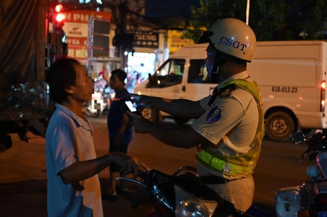 Khuya 6/7, chúng tôi theo chân Đội CSGT - TT Công an TP.Thủ Đức xử lý vi phạm độ cồn trên địa bàn mà đơn vị đảm trách. Trong đó, có 1 trường hợp đã tích hợp giấy phép lái xe trên ứng dụng VNeID bất ngờ khi bị CSGT tạm giữ giấy phép lái xe trên môi trường điện tử.