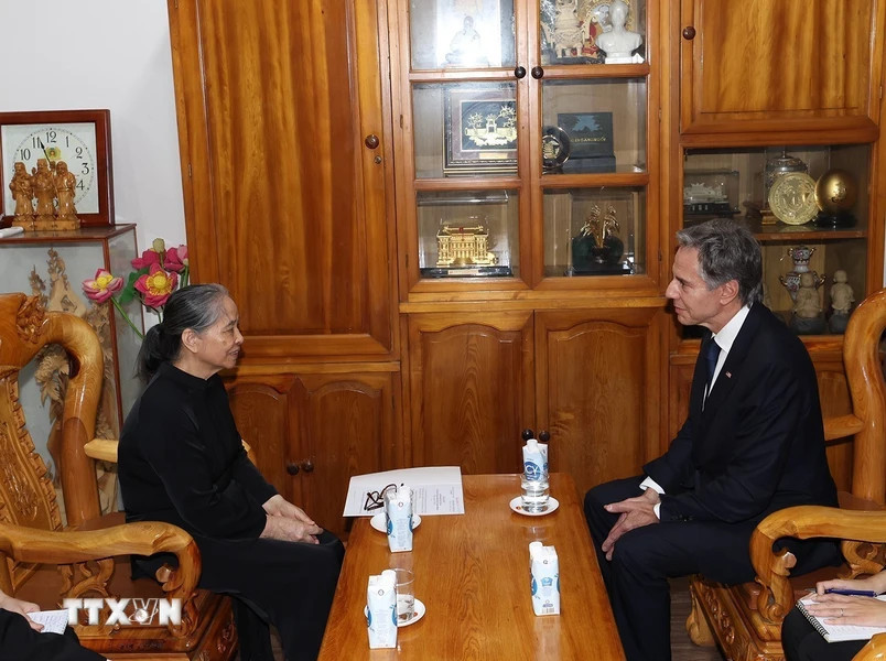 Phu nhân Ngô Thị Mận tiếp Ngoại trưởng Hoa Kỳ Antony Blinken. (Ảnh: Trí Dũng/TTXVN)