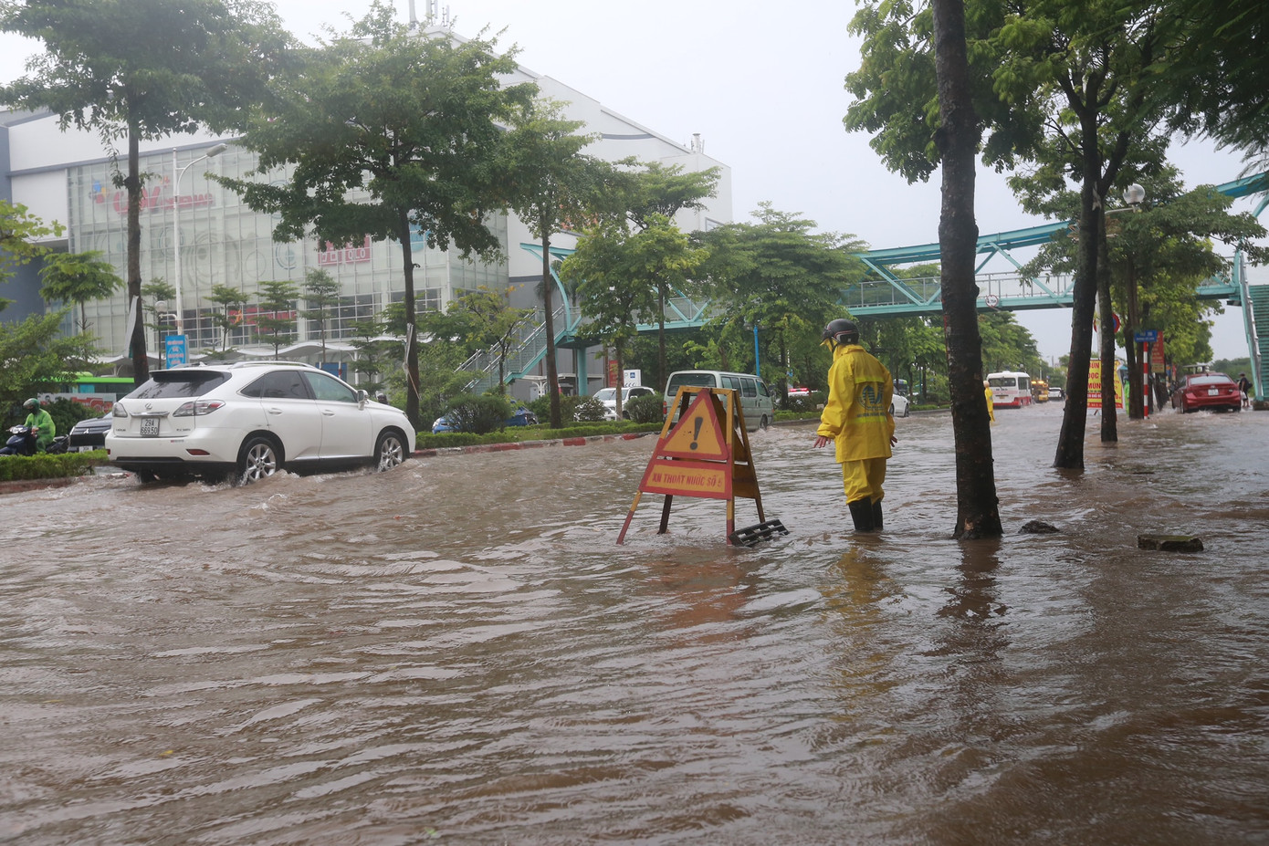 Đường ngập sâu khoảng 30-50cm, có nơi ngập gần 1 mét.