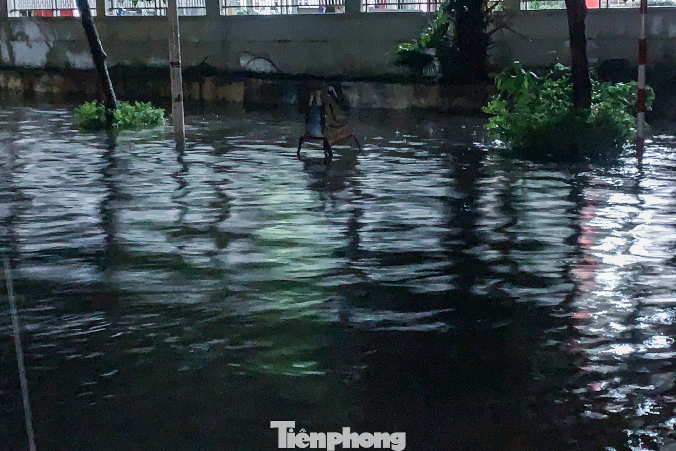 Nước ngập sâu tràn hai bên đường, không còn thấy vỉa hè. Nước ngập sâu tràn hai bên đường, không còn thấy vỉa hè.