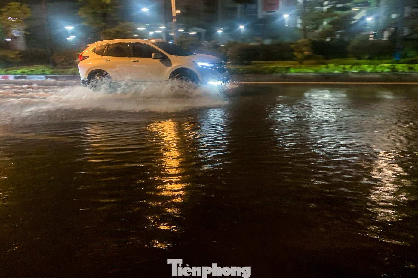 Trước đó, đêm 23-rạng sáng 24/7, nhiều tuyến phố như đường Cổ Linh, phố Đàm Quang Trung, phố Hồng Tiến, đường Ngọc Lâm... (quận Long Biên, Hà Nội) vẫn trong tình trạng ngập úng, có nơi ngập sâu hơn nửa mét. Trước đó, đêm 23-rạng sáng 24/7, nhiều tuyến phố như đường Cổ Linh, phố Đàm Quang Trung, phố Hồng Tiến, đường Ngọc Lâm... (quận Long Biên, Hà Nội) vẫn trong tình trạng ngập úng, có nơi ngập sâu hơn nửa mét.