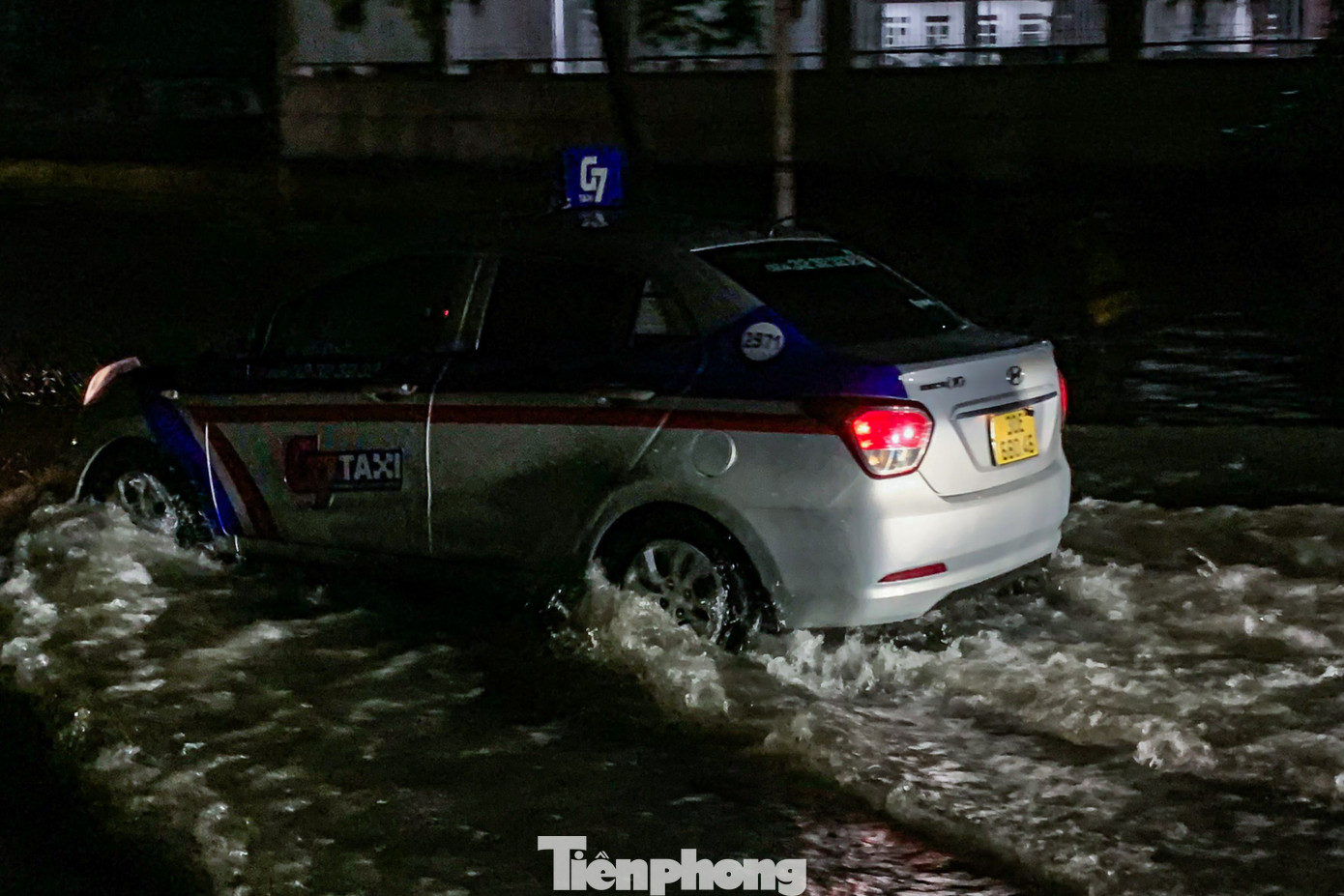 Tuyến phố không có đèn chiếu sáng, nhiều phương tiện "giật mình" khi gặp biển nước. Tuyến phố không có đèn chiếu sáng, nhiều phương tiện "giật mình" khi gặp biển nước.