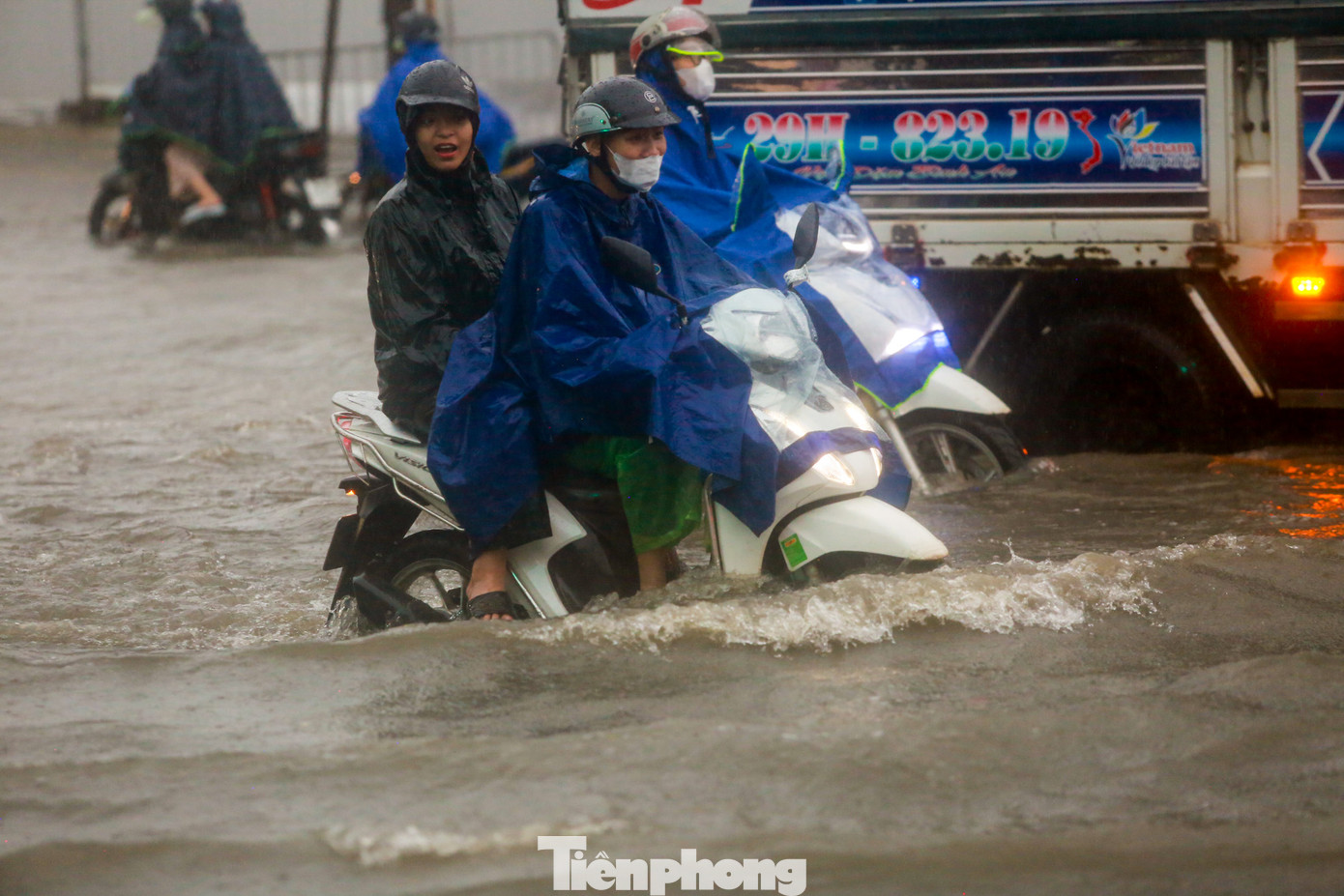 Nhiều xe máy cố gắng vượt qua điểm ngập sâu.