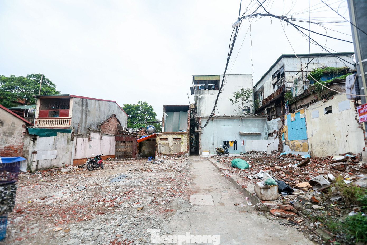 Một số khu nhà bị san lấp, còn lại hiện trạng vẫn đang y nguyên.