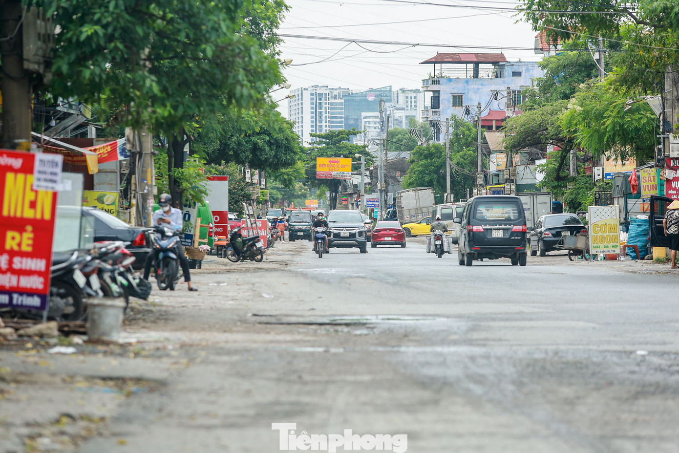 Đường Tam Trinh hiện tại nhiều đoạn chỉ rộng 8-9m, không có dải phân cách, nhiều xe tải lưu thông tiềm ẩn nguy cơ xảy ra tai nạn.