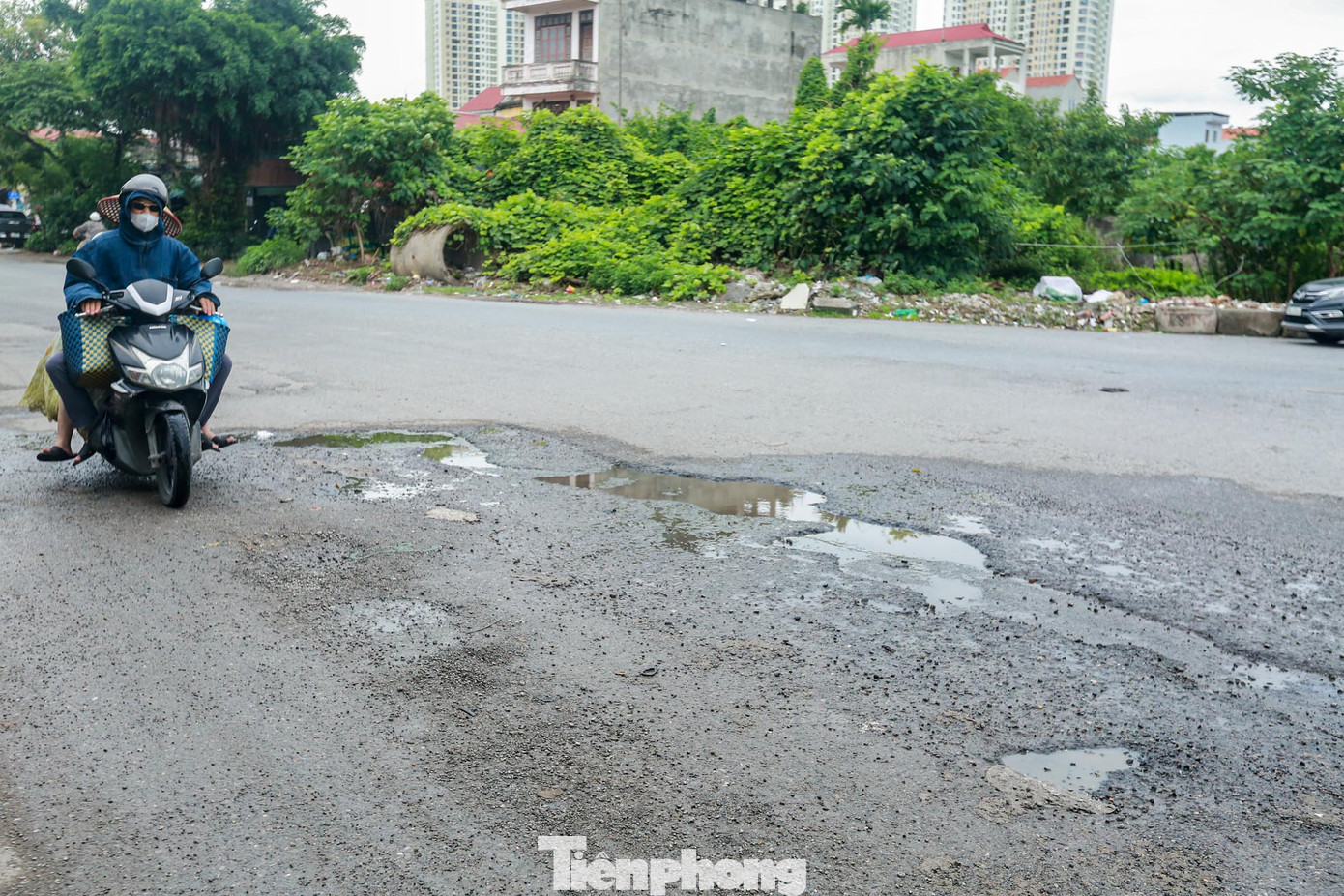 Nhiều "ổ gà, ổ vịt" xuất hiện trên tuyến đường Tam Trinh.