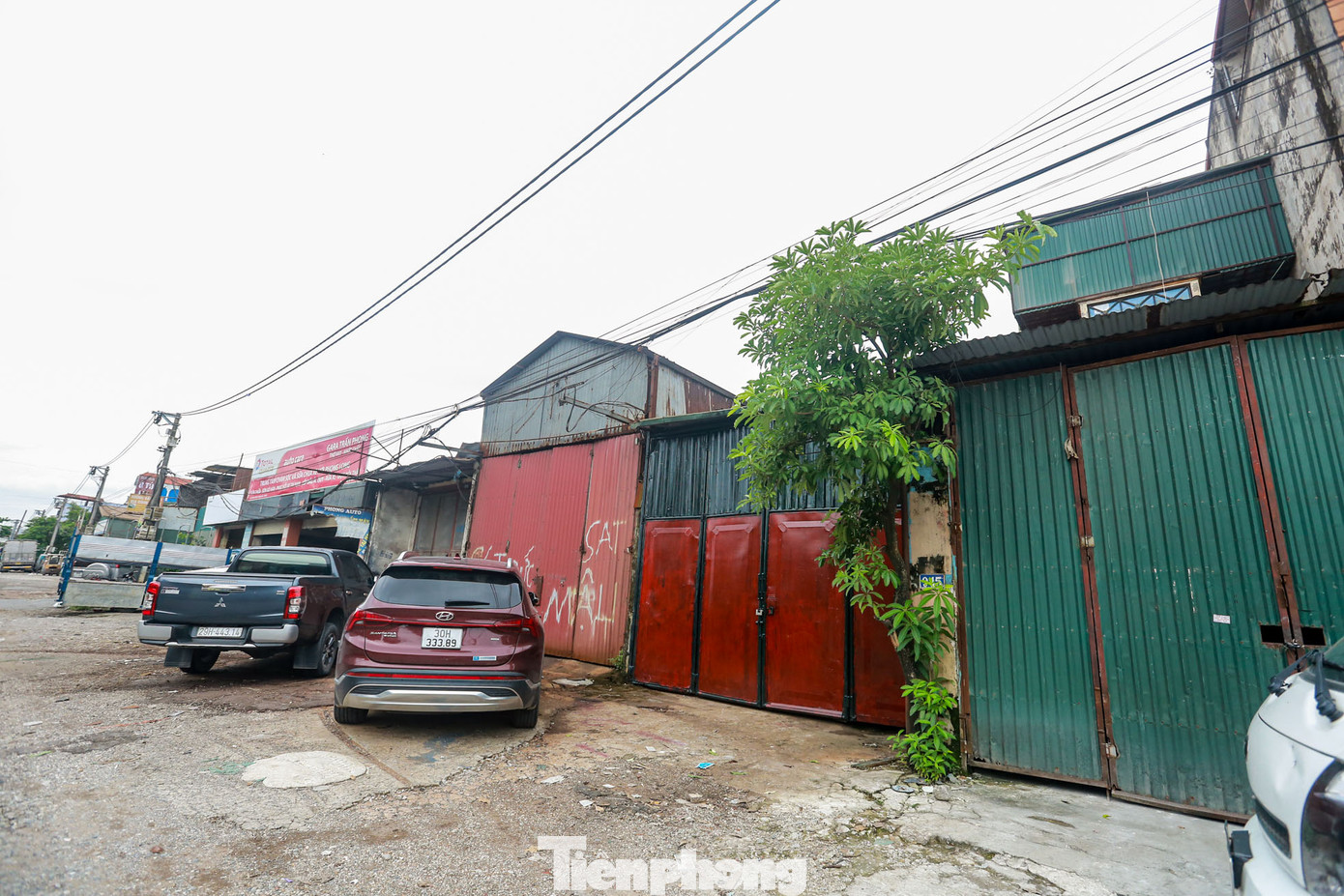 Khu vực nhà xưởng, nhà tạm tồn tại khá nhiều hai bên đường Tam Trinh.