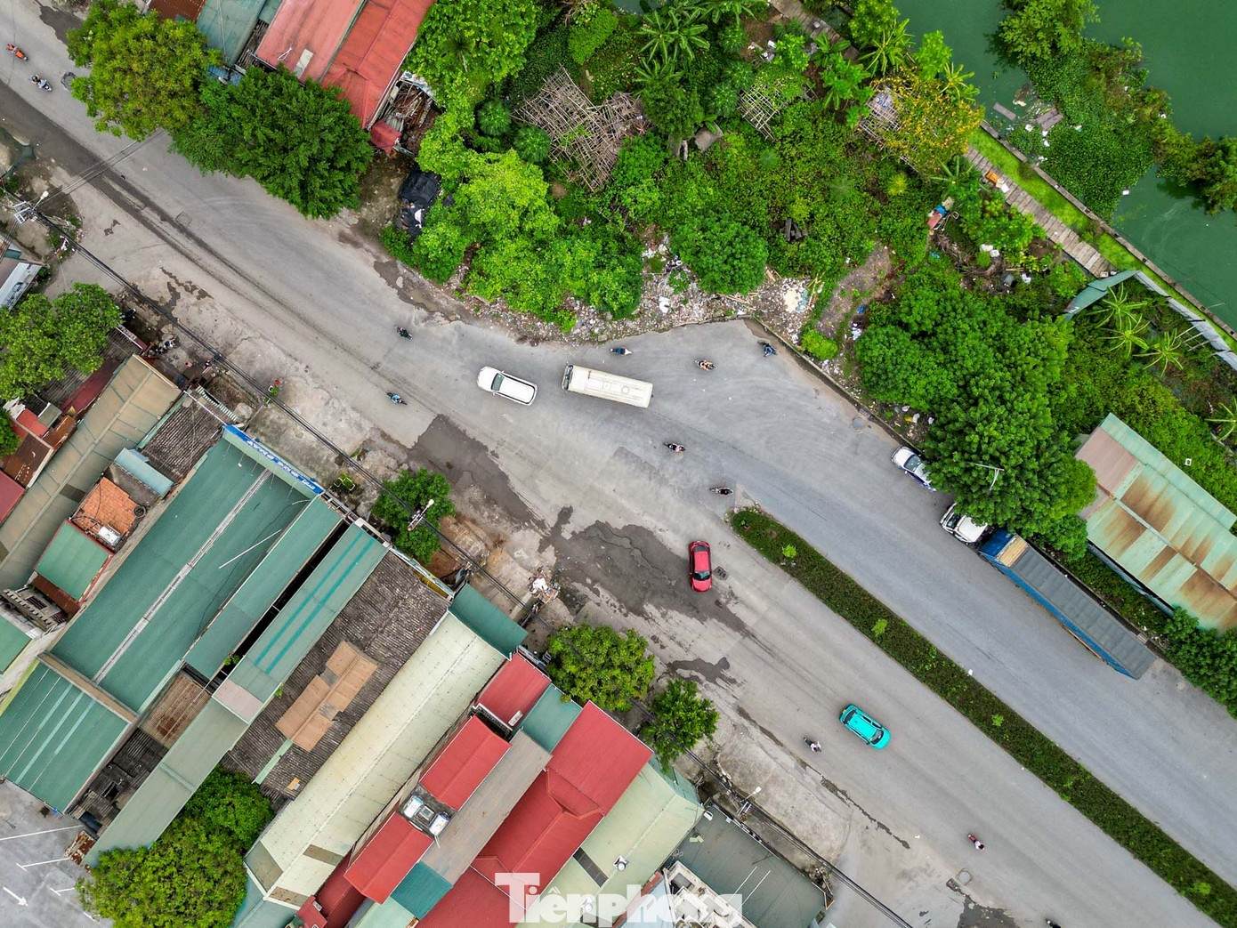 Đường Tam Trinh có dạng nút cổ chai, khiến giao thông đi lại khó khăn, nhất là vào giờ cao điểm.