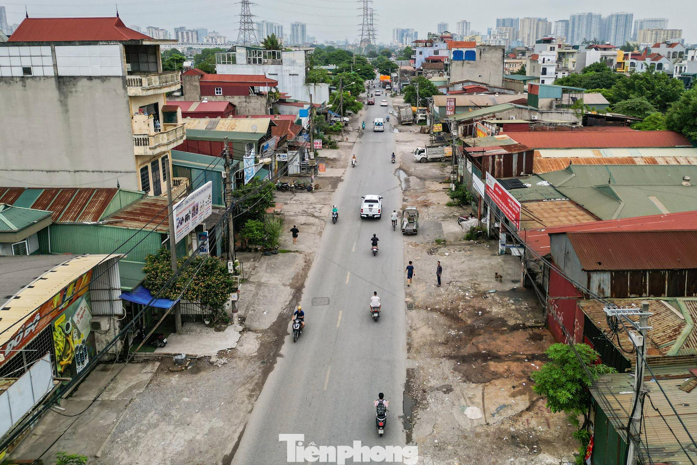 Dự án xây dựng, mở rộng đường Tam Trinh được UBND thành phố Hà Nội phê duyệt từ năm 2012, dự kiến hoàn thành vào năm 2019. Tuy nhiên, sau 12 năm dự án vẫn chưa thể triển khai thi công do vướng mắc liên quan đến giải phóng mặt bằng.