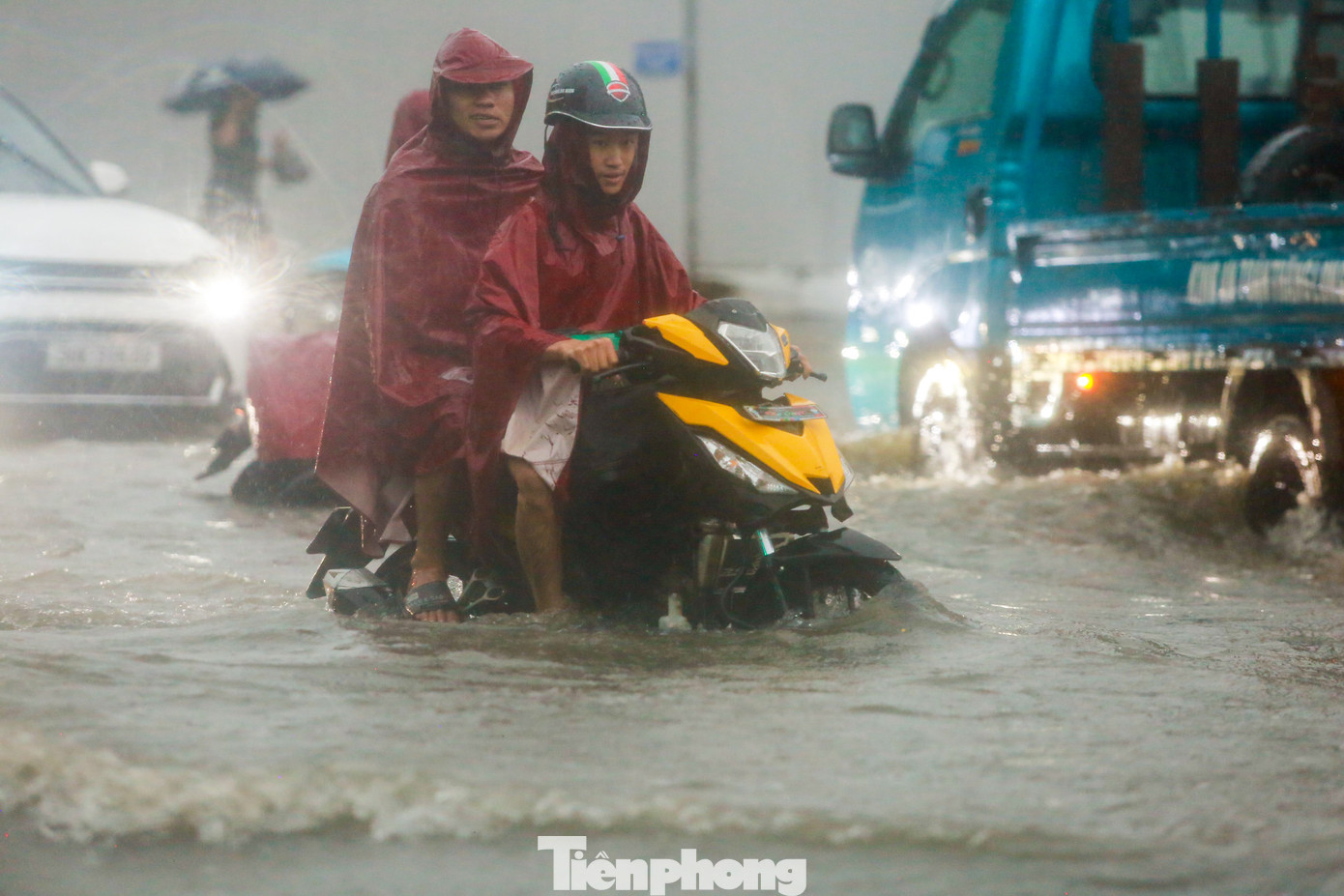 Nhiều xe máy cố gắng vượt qua điểm ngập sâu.