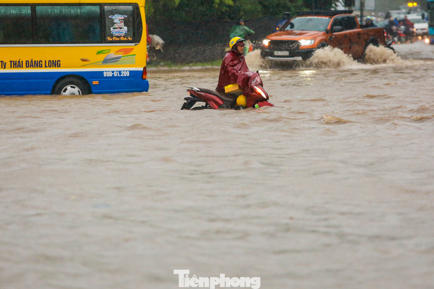 Tại đường gom Đại lộ Thăng Long, nhiều phương tiện phải quay đầu vì nước ngập sâu qua cả bánh xe, tuy nhiên một số phương tiện "liều mình" lao vào biển nước để "chết đuối".