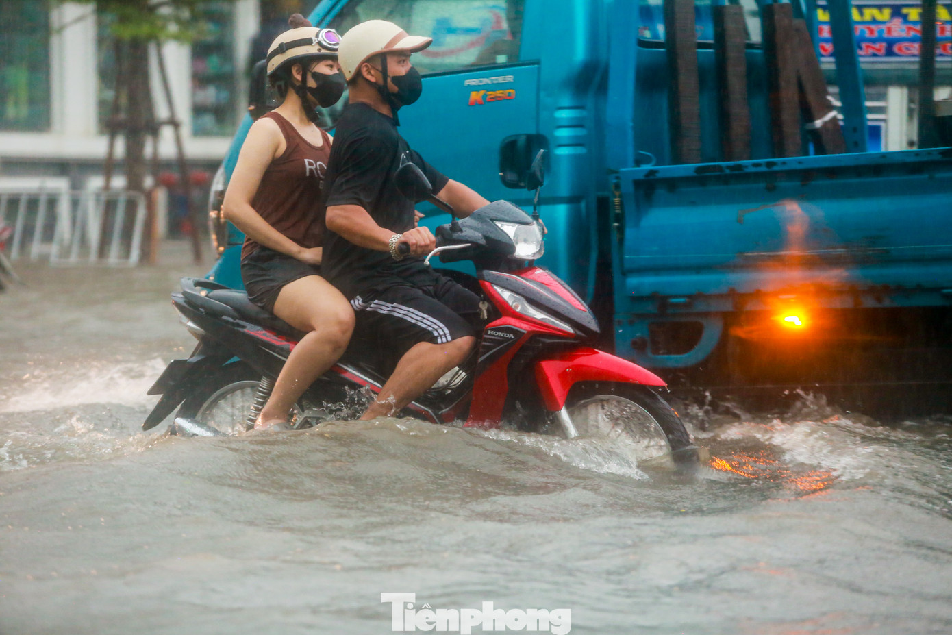 Nhiều xe máy cố gắng vượt qua điểm ngập sâu.