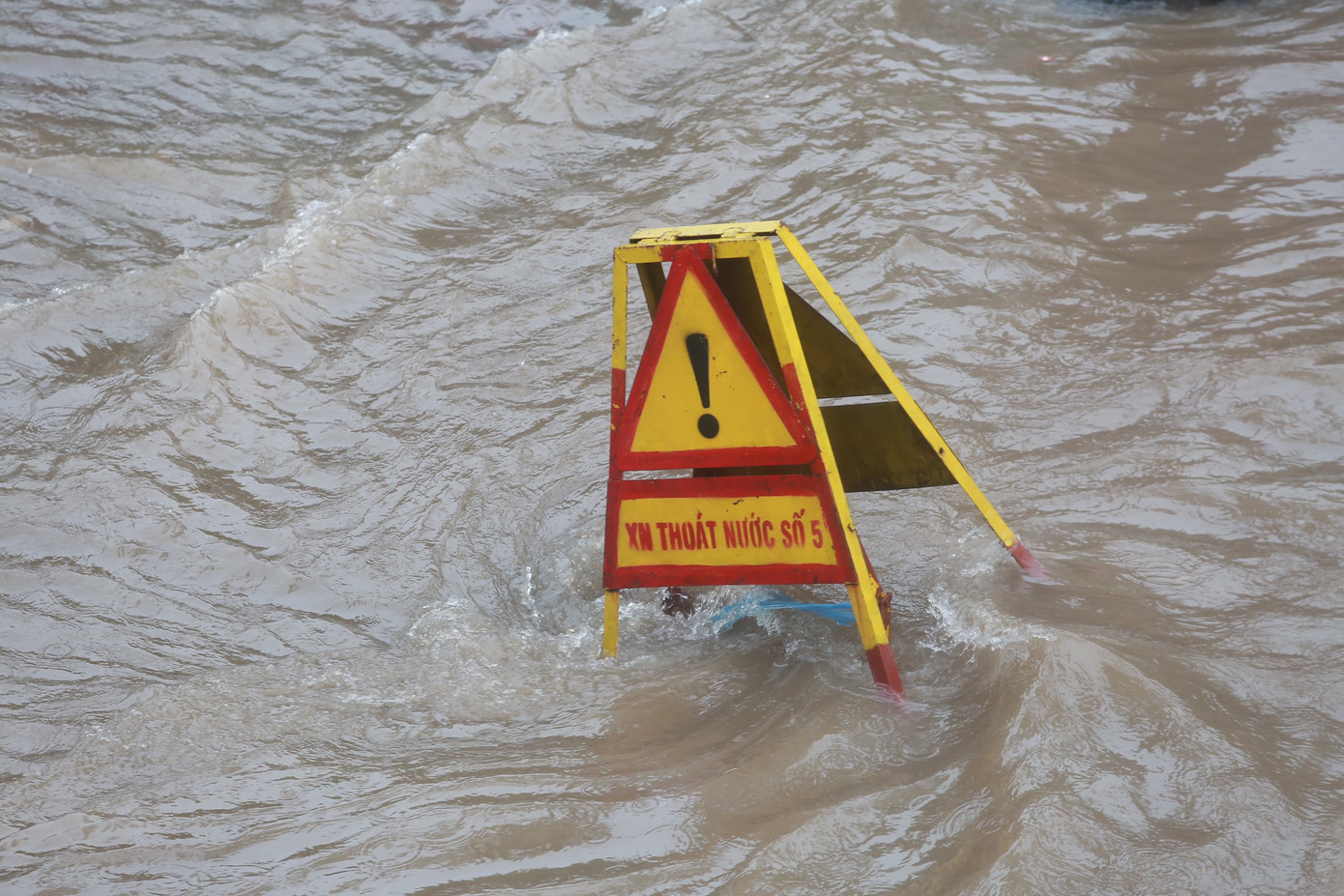 Đường ngập sâu khoảng 30-50cm, có nơi ngập gần 1 mét.