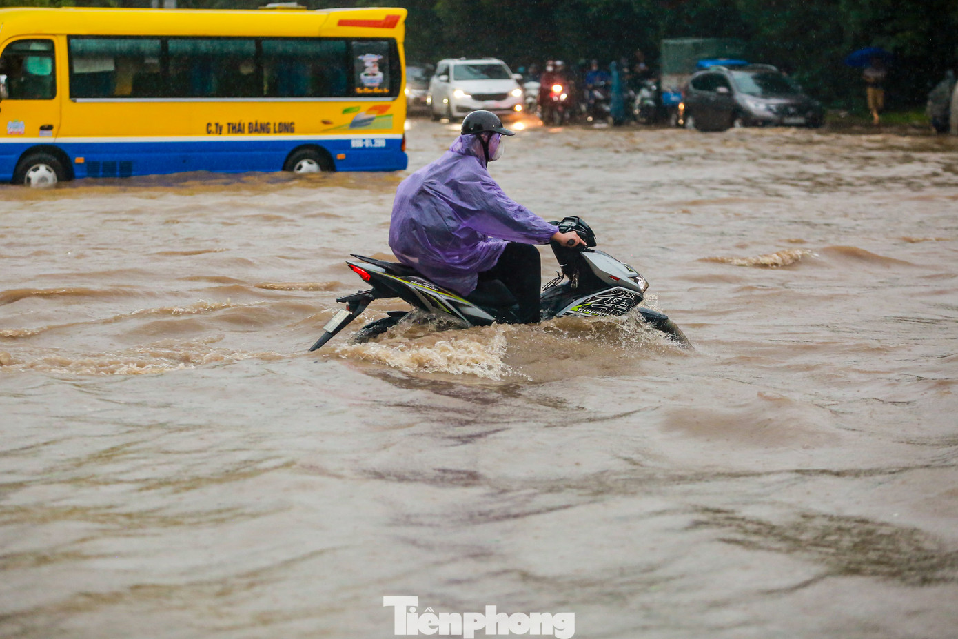 Tại đường gom Đại lộ Thăng Long, nhiều phương tiện phải quay đầu vì nước ngập sâu qua cả bánh xe, tuy nhiên một số phương tiện "liều mình" lao vào biển nước để "chết đuối".