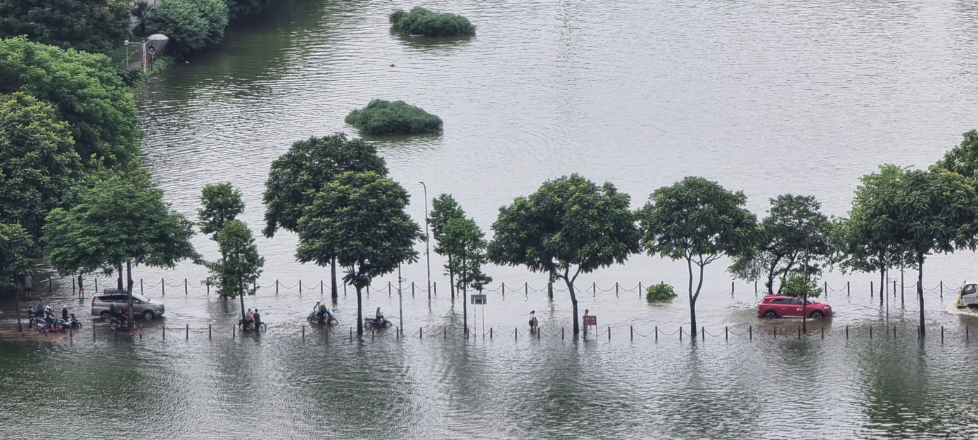 Nước dâng cao khiến hồ Văn Quán, hồ Than Thở các đường xung quanh hồ "hòa làm một". Ảnh: MXH
