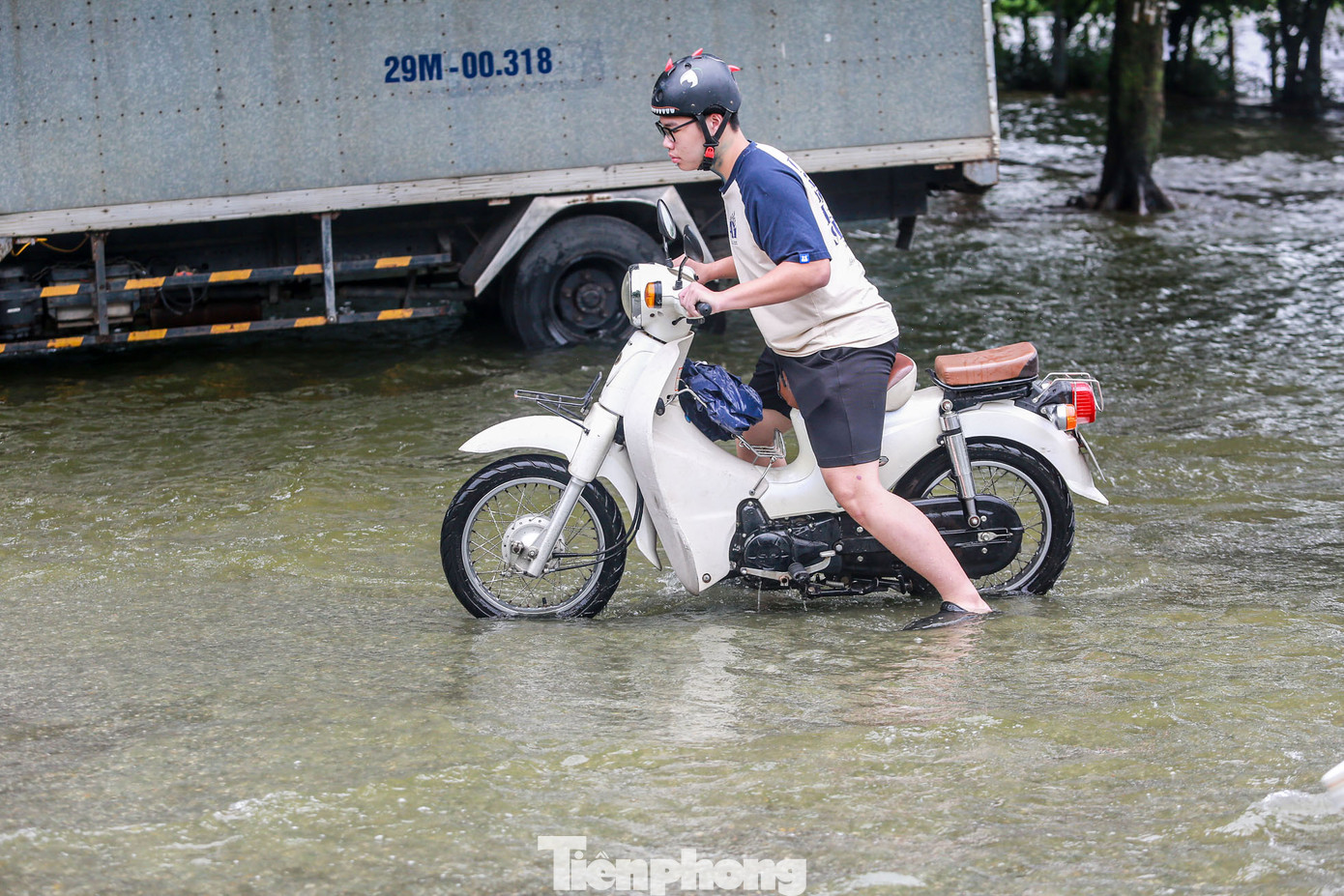 Nhiều phương tiện chết máy sau khi lao qua biển nước.