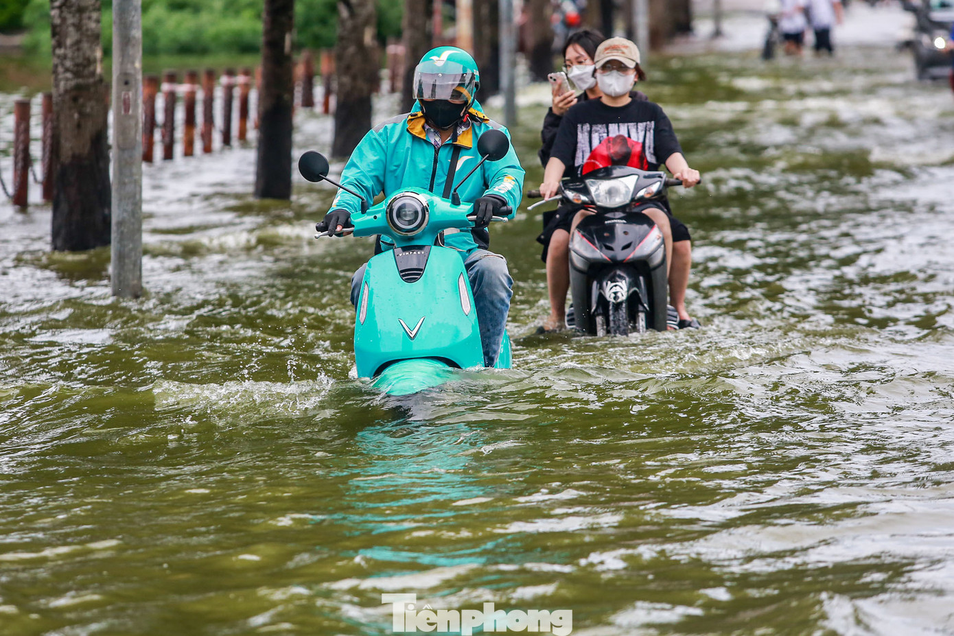 Nước ngập sâu đến 1m, cao gần bánh xe, nhiều phương tiện vẫn liều mình chạy qua.