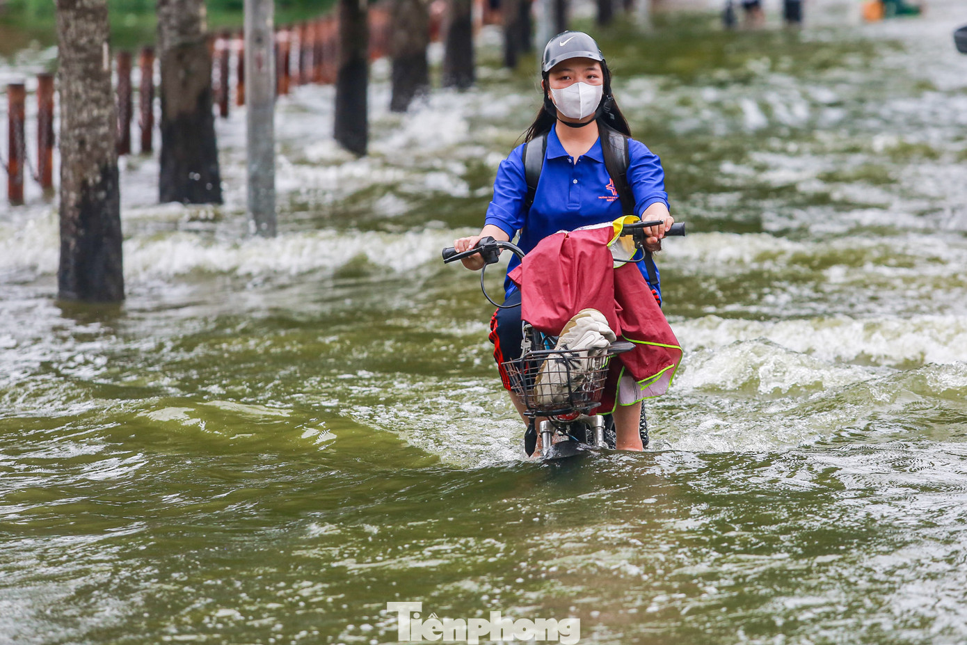 Nước ngập sâu đến 1m, cao gần bánh xe, nhiều phương tiện vẫn liều mình chạy qua.