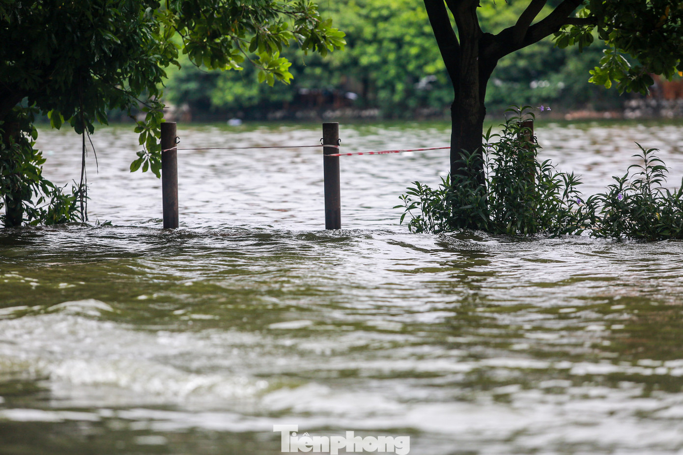 "Mặt hồ với mặt đường bằng nhau. Nếu không có cọc cắm quanh hai hồ thì không thể phân biệt đâu là đường, đâu là hồ", một người dân sinh sống tại KĐT Văn Quán chia sẻ.