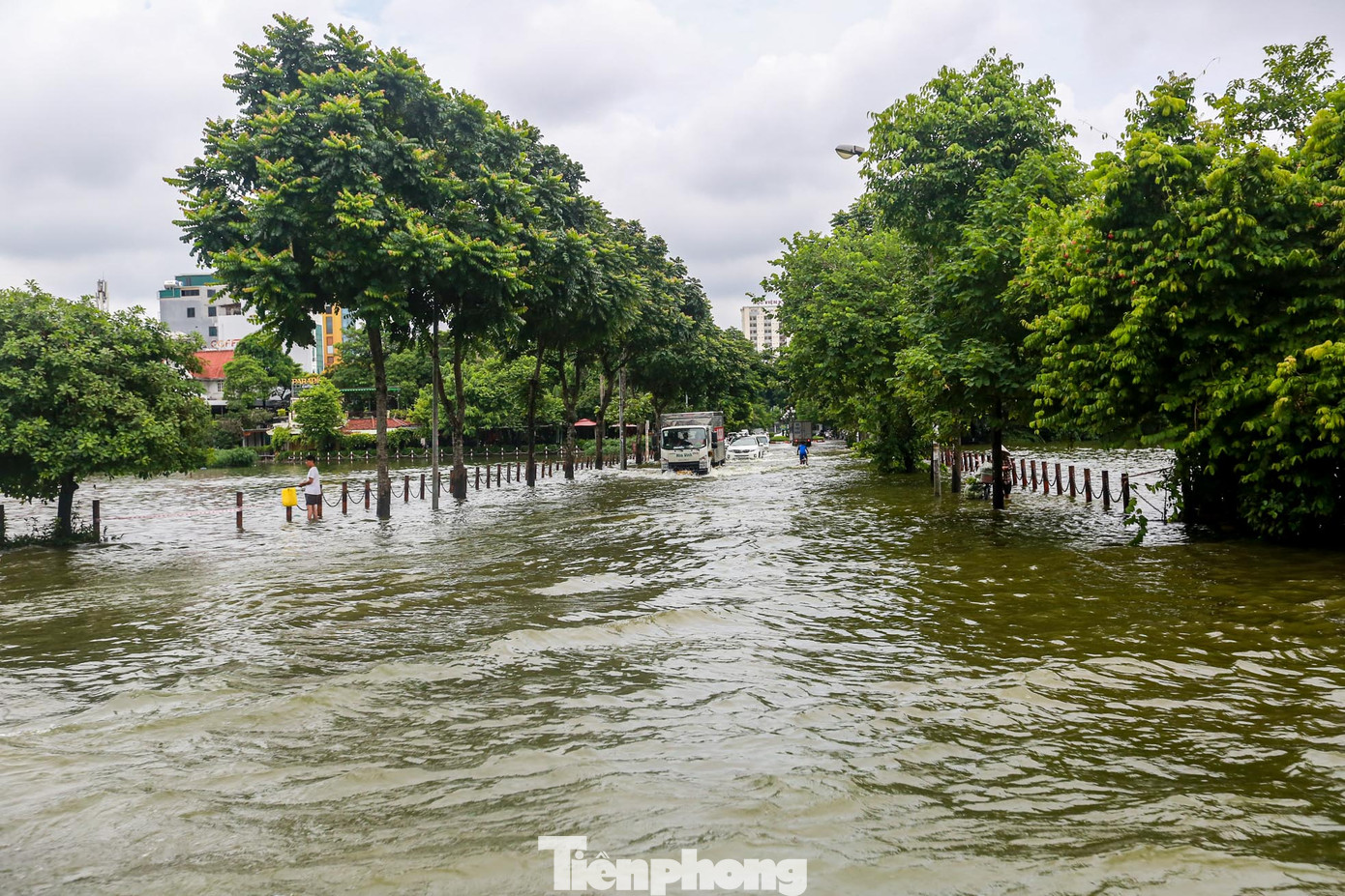 "Mặt hồ với mặt đường bằng nhau. Nếu không có cọc cắm quanh hai hồ thì không thể phân biệt đâu là đường, đâu là hồ", một người dân sinh sống tại KĐT Văn Quán chia sẻ.