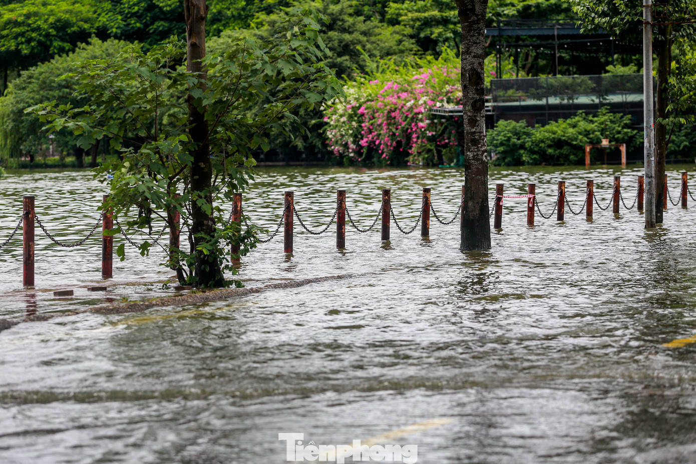 "Mặt hồ với mặt đường bằng nhau. Nếu không có cọc cắm quanh hai hồ thì không thể phân biệt đâu là đường, đâu là hồ", một người dân sinh sống tại KĐT Văn Quán chia sẻ.