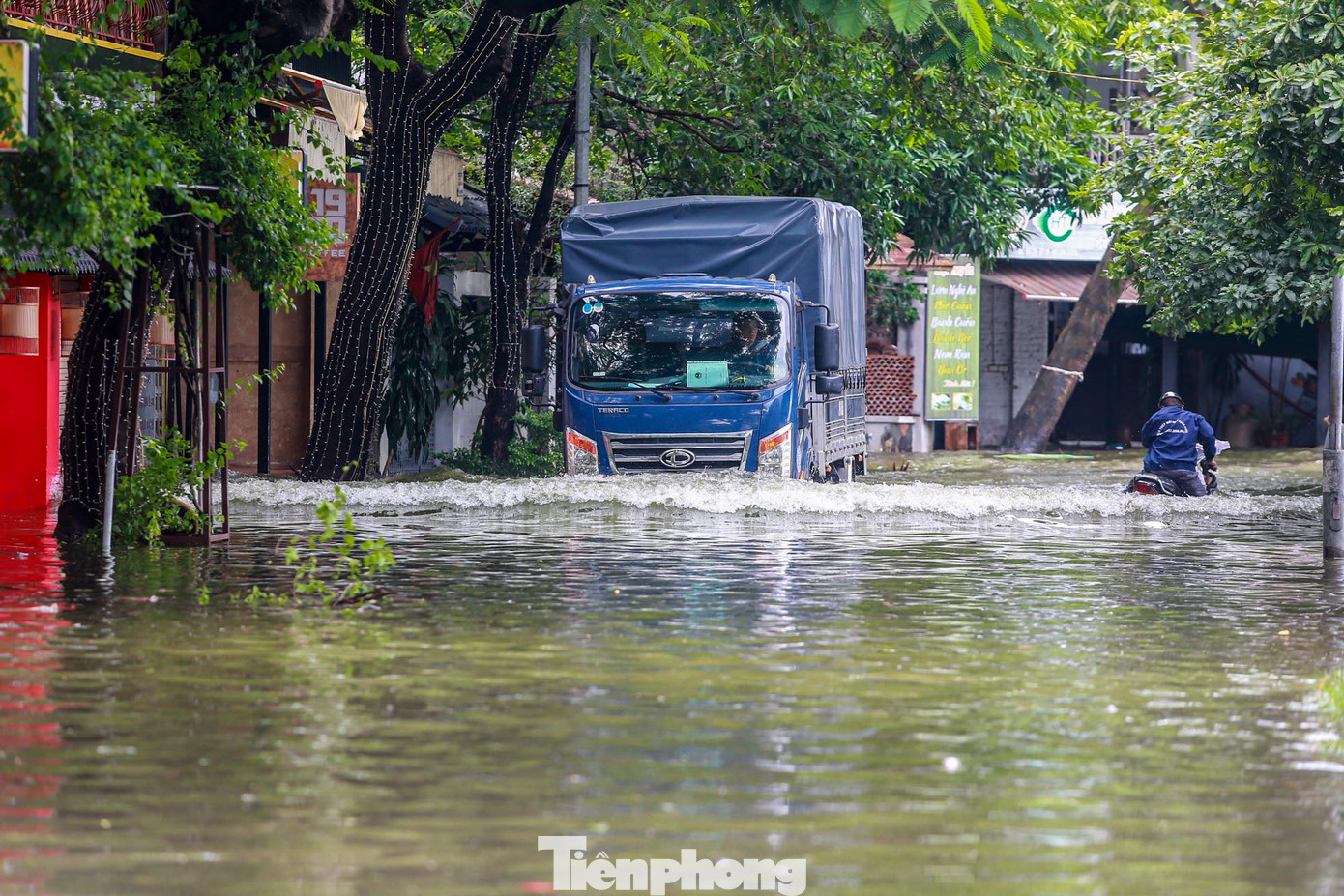 Một số phương tiện "liều mình" băng qua biển nước.