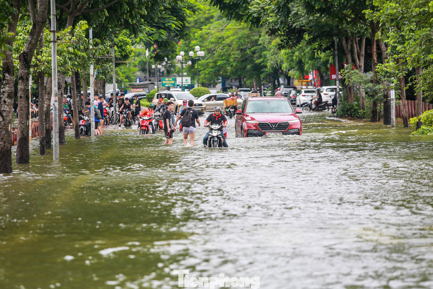 Đường 19/5, đoạn giữa hai hồ Văn Quán và hồ Than Thở ngập sâu, giao thông bị ảnh hưởng nghiêm trọng, các phương tiện di chuyển gặp khó khăn.