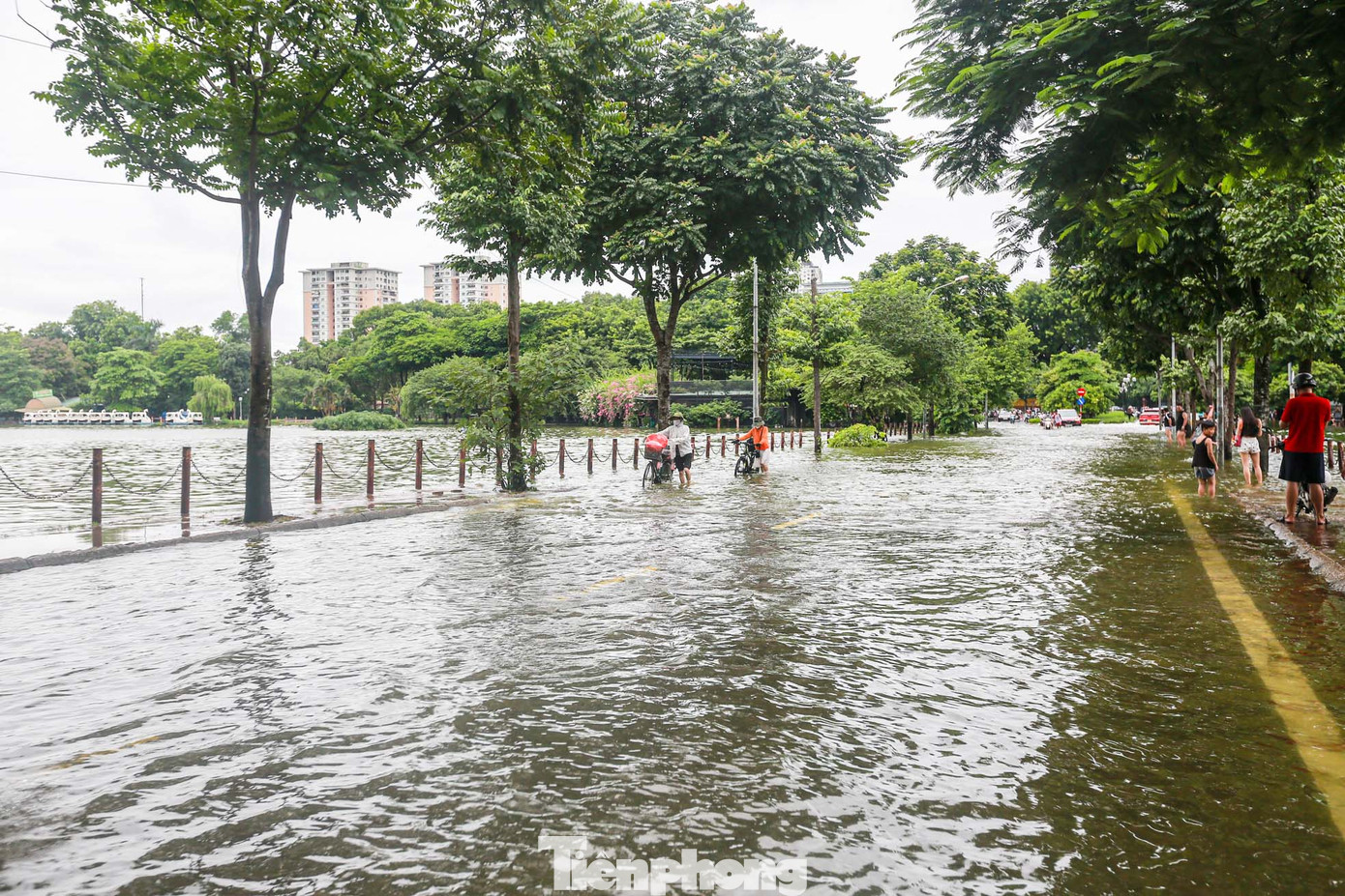"Mặt hồ với mặt đường bằng nhau. Nếu không có cọc cắm quanh hai hồ thì không thể phân biệt đâu là đường, đâu là hồ", một người dân sinh sống tại KĐT Văn Quán chia sẻ.