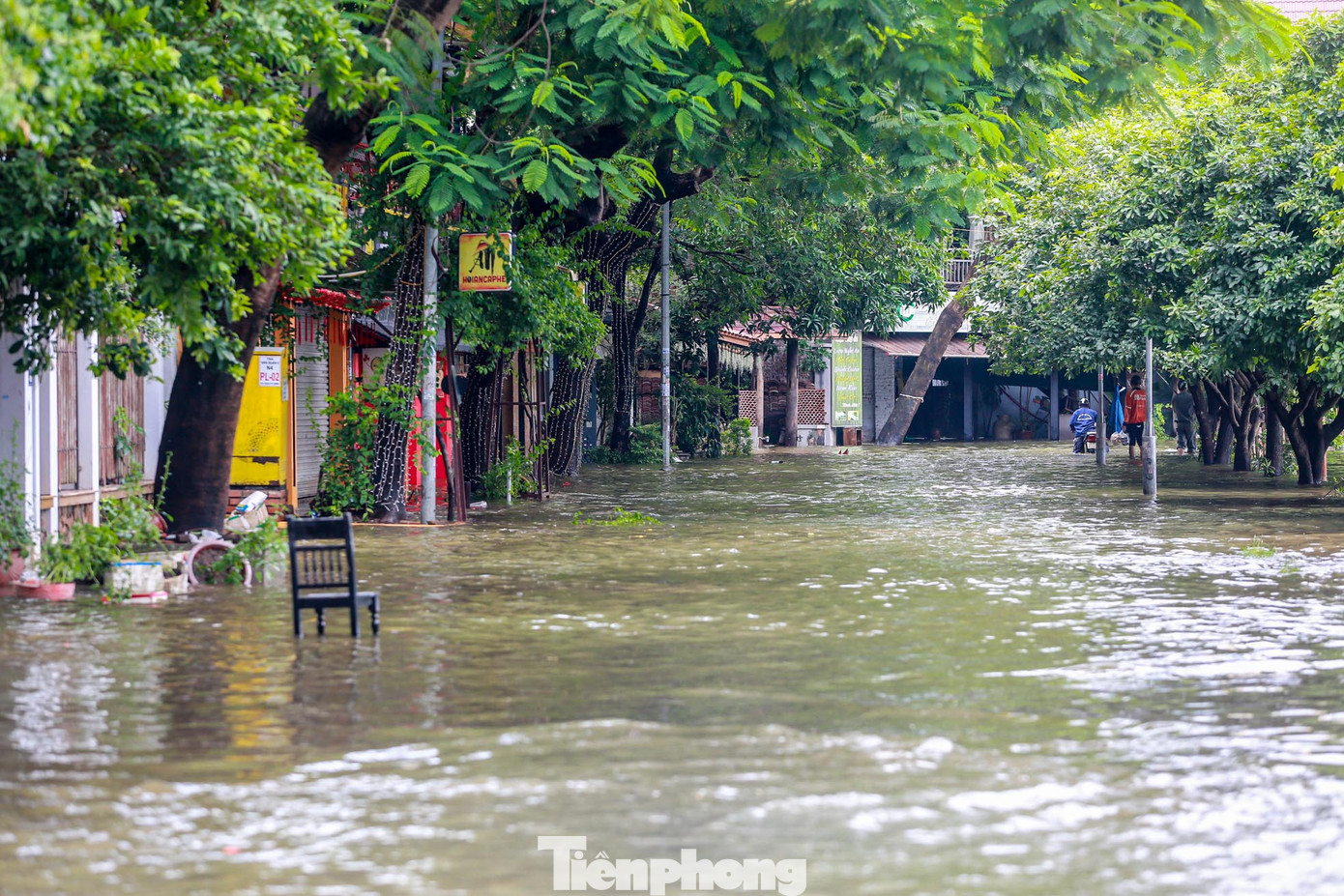 Đường xung quanh hồ Văn Quán, hồ Than Thở ngập sâu hơn 1m, giao thông tê liệt.