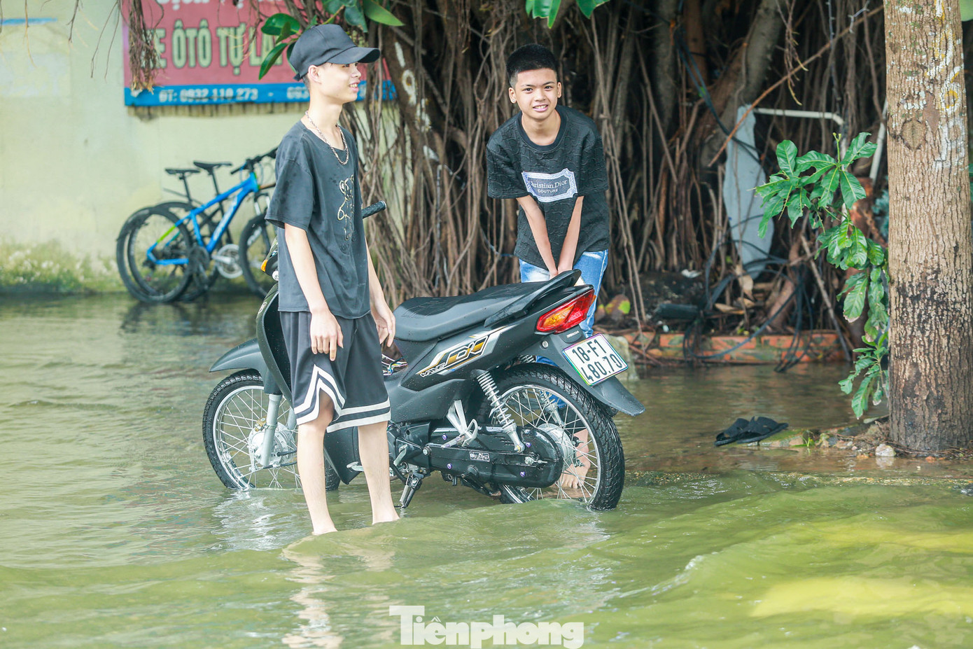 Nhiều phương tiện chết máy sau khi lao qua biển nước.