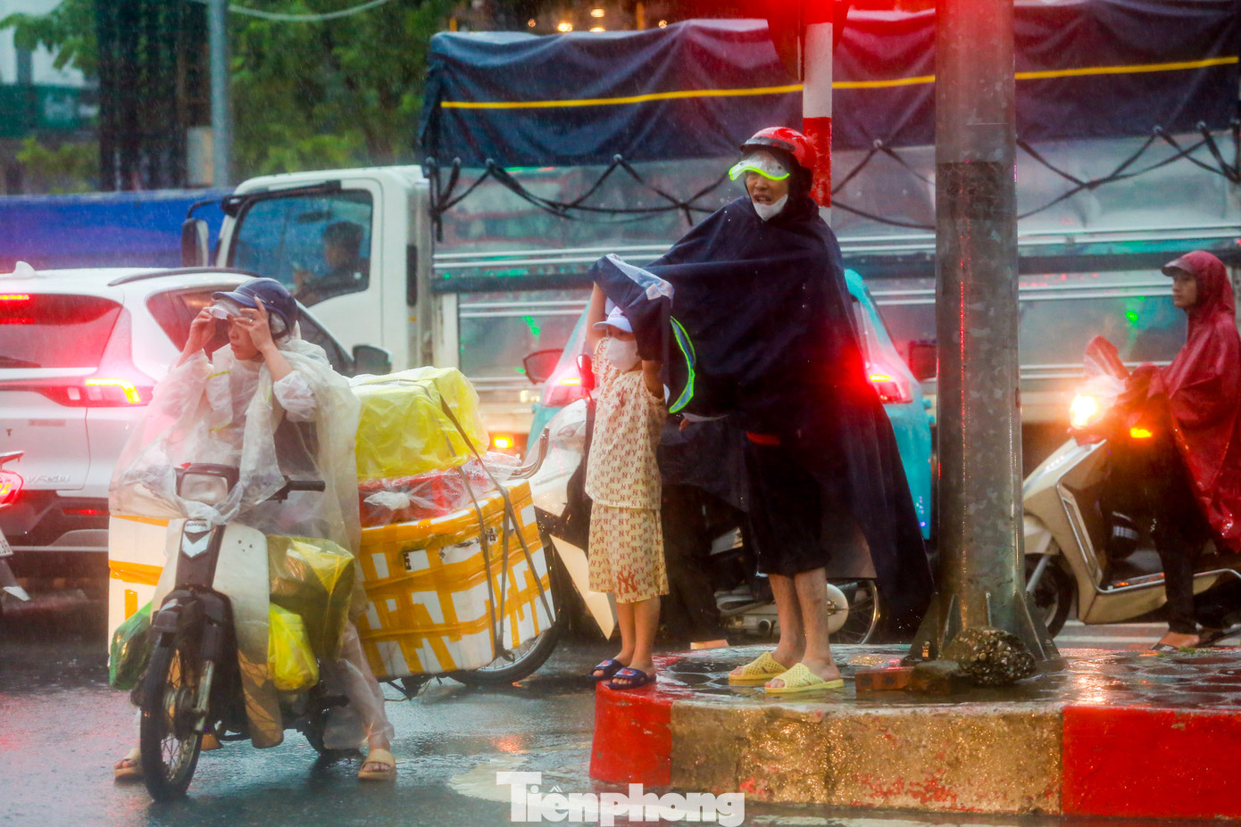 Người dân lội nước về nhà.
