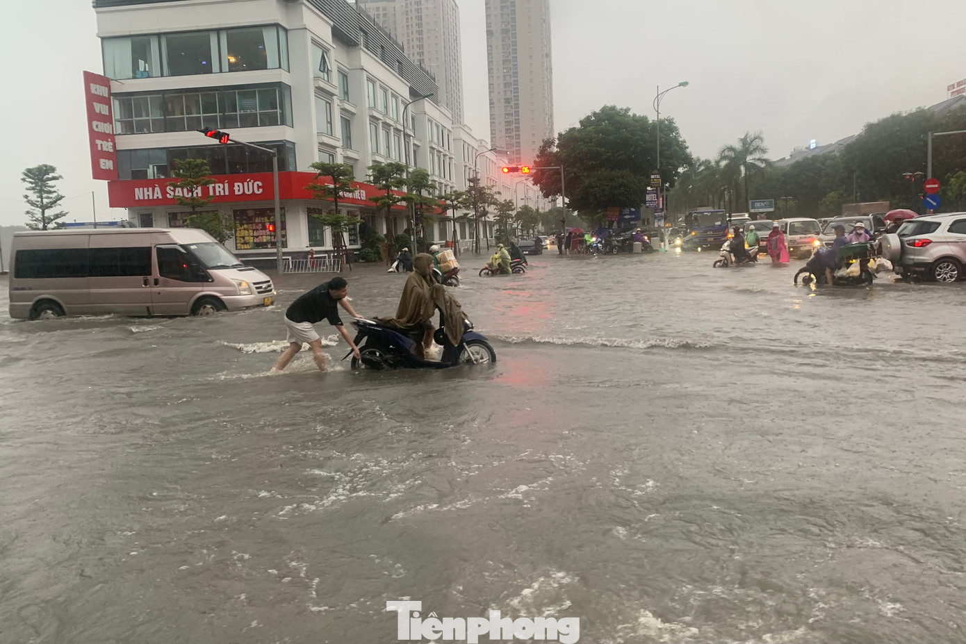 Đường Lê Trọng Tấn (Hoài Đức) cũng chịu cảnh tương tự, nước ngập sâu sau nhiều giờ mưa lớn.