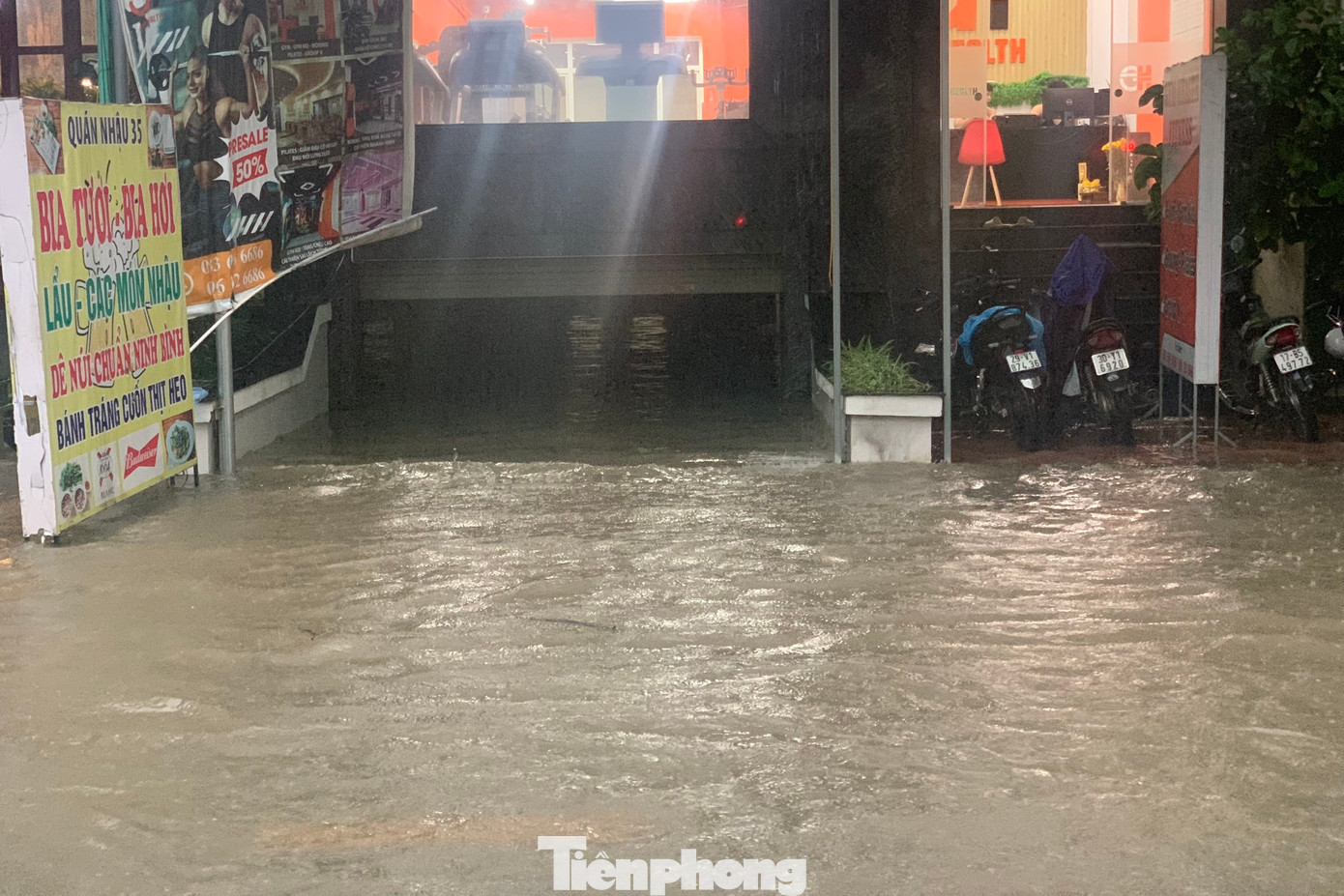 Hầm biệt thự chìm ngập hoàn toàn trong nước.