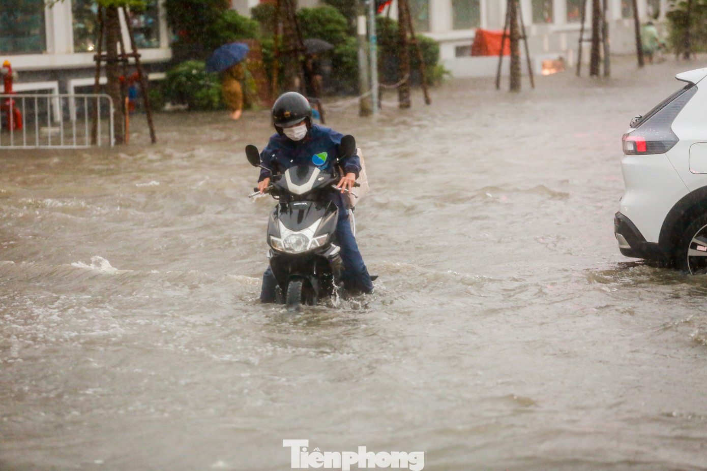 Phương tiện lần lượt chết máy giữa biển nước.