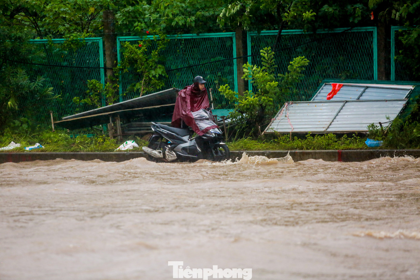 Nhiều phương tiện chọn cách dắt xe dọc dải phân cách để băng qua biển nước.
