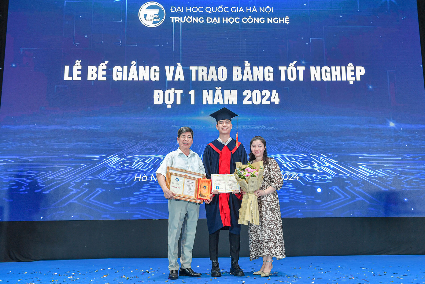 Phạm Tiến Du nhận bằng tốt nghiệp xuất sắc bên cạnh bố mẹ.