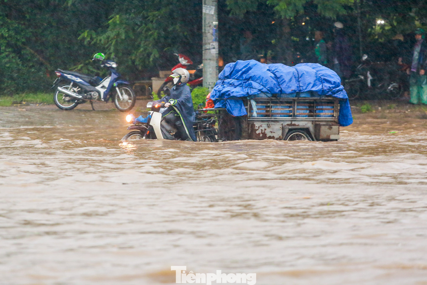 Việc di chuyển của người dân gặp khó khăn. Nhiều phương tiện "chôn chân" khiến đoạn đường này ùn tắc hàng km.