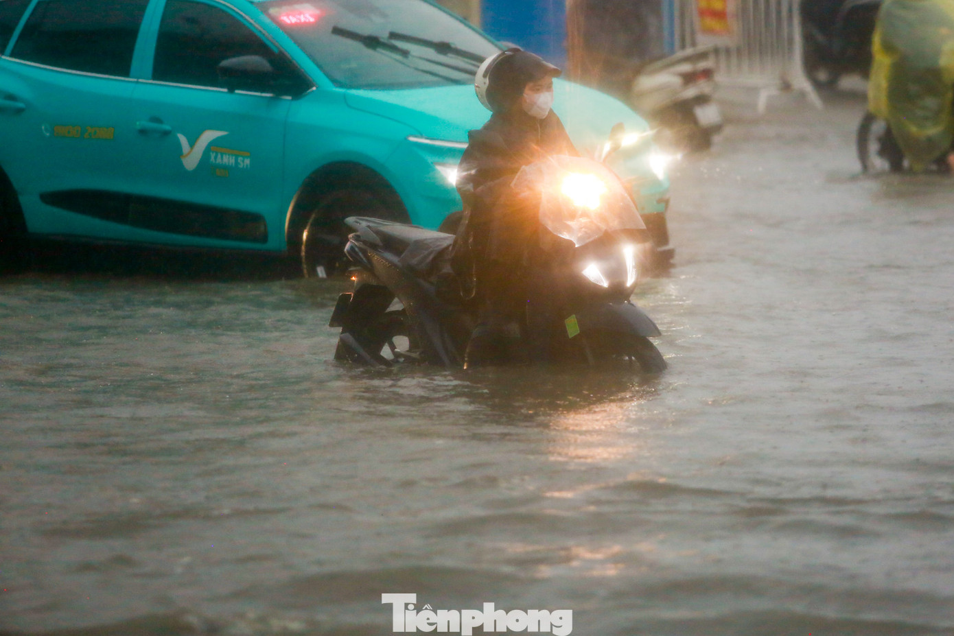 Phương tiện lần lượt chết máy giữa biển nước.